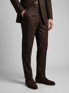 Lower_body_shot_trousers_shoes_202605121216.jpg