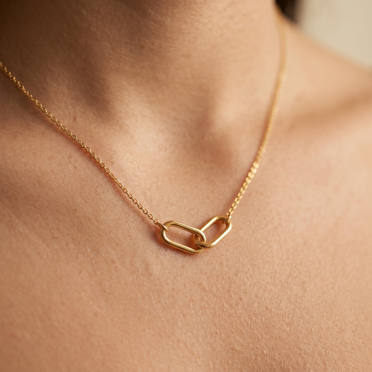 Women's Linked Oval Pendant Necklace