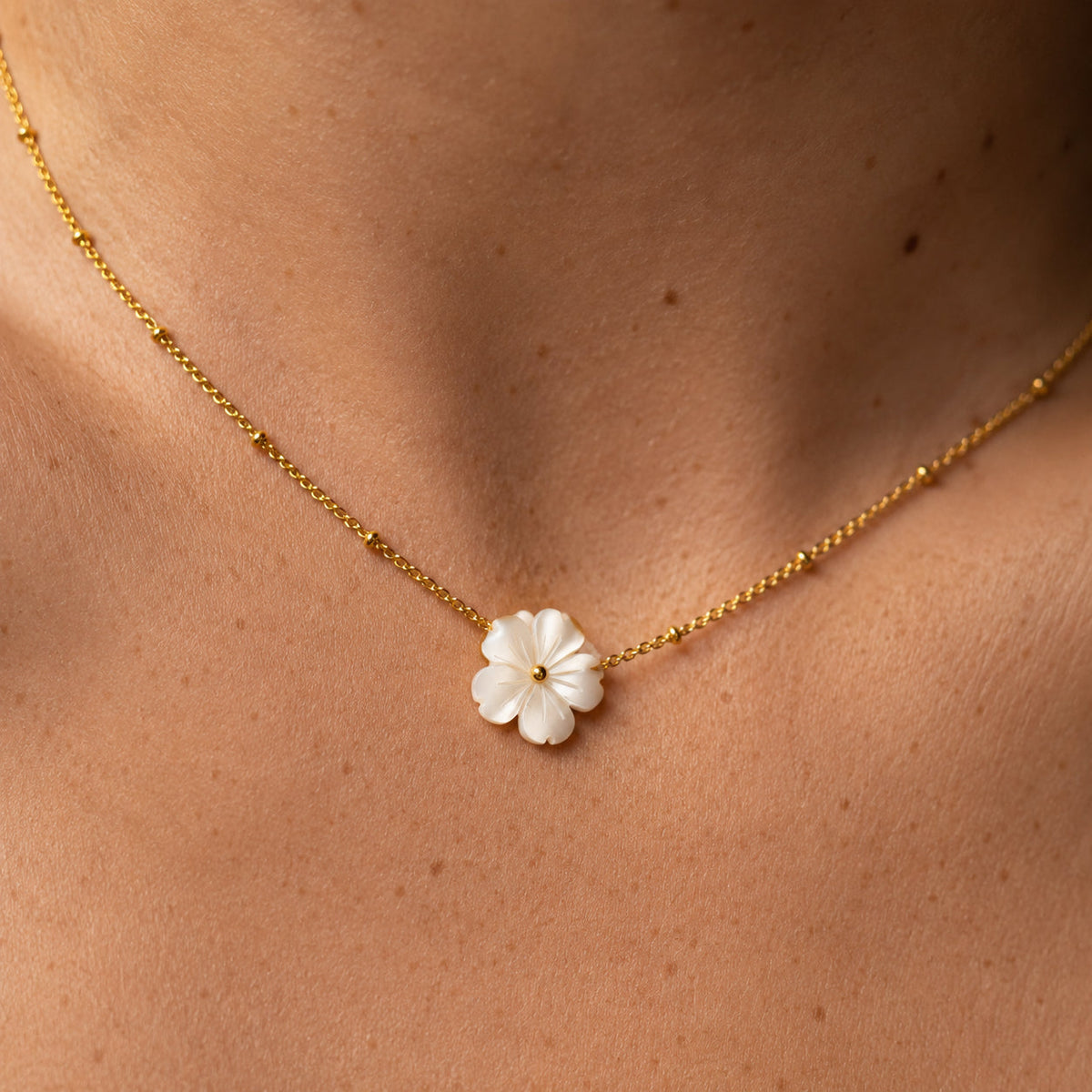 Women's Shell Flower Pendant Necklace